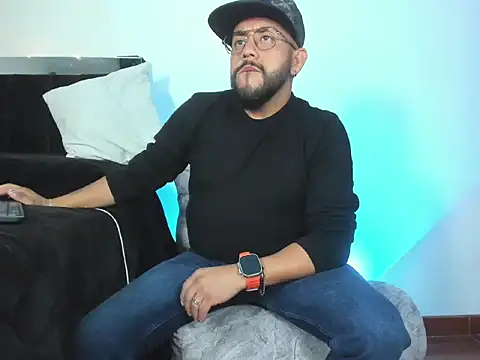 Snapshot of King_bear_25 chatting on March 4, 2026, 2:08 am King bear 25 online show from March 4, 2026, 2:08 am