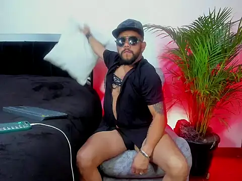 Snapshot of King_bear_25 chatting on March 2, 2026, 3:40 am King bear 25 online show from March 2, 2026, 3:40 am