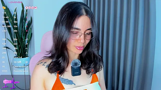 sara ospina22 online show from June 8, 2026, 11:49 pm