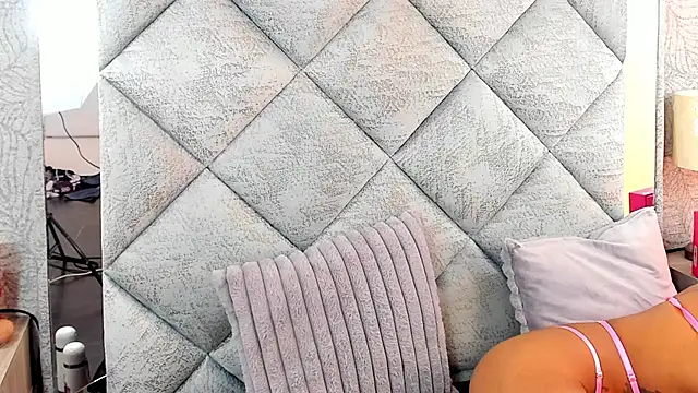 Lunakellerr online show from March 25, 2026, 11:20 am