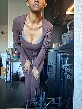 Snapshot of Cinnamonbunn chatting on February 27, 2026, 11:15 pm Cinnamonbunn online show from February 27, 2026, 11:15 pm