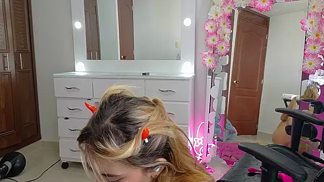 Snapshot of Mis_Cersi chatting on July 17, 2026, 7:22 pm Mis Cersi online show from July 17, 2026, 7:22 pm