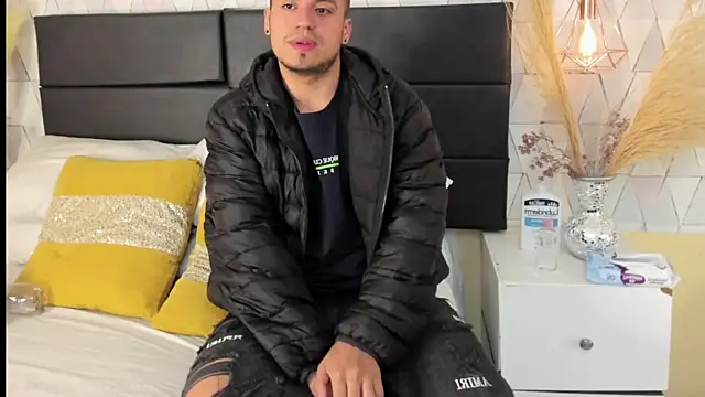 Snapshot of AronGarcia chatting on February 28, 2026, 12:05 pm AronGarcia online show from February 28, 2026, 12:05 pm