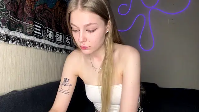 CassandraMur online show from February 24, 2026, 5:14 pm