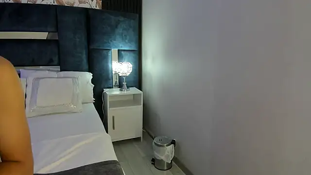 PerlaRogerss  online show from April 6, 2026, 11:33 am