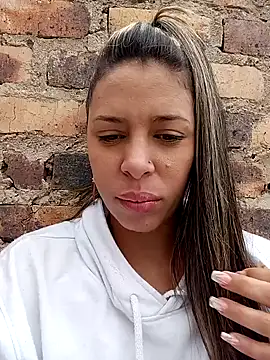 kiki milu online show from April 1, 2026, 2:03 pm