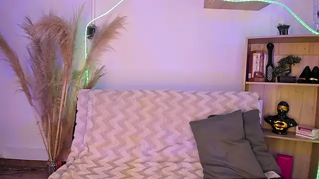 Tylla   online show from April 11, 2026, 4:42 am