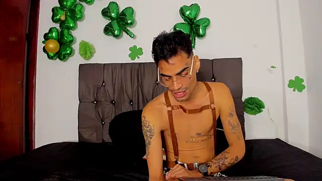 Gay Red Room online show from April 17, 2026, 2:58 am