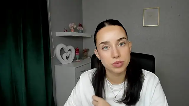 AdeleSolo online show from May 27, 2026, 5:37 am
