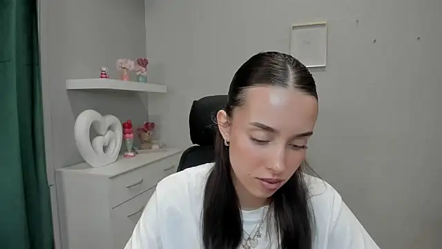 AdeleSolo online show from April 15, 2026, 5:35 am