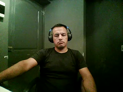 Snapshot of Valenthe26 chatting on February 17, 2026, 5:38 am Valenthe26 online show from February 17, 2026, 5:38 am