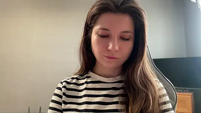 LunnaBliss online show from May 22, 2026, 3:21 pm