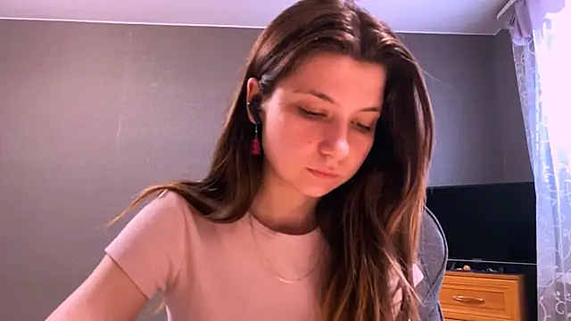 LunnaBliss online show from May 11, 2026, 1:45 pm