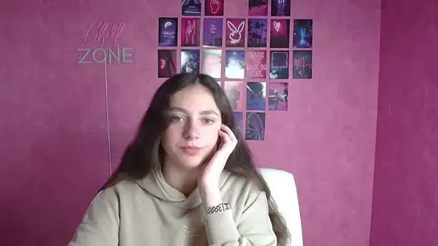 KissMeJulia online show from May 15, 2026, 5:27 am