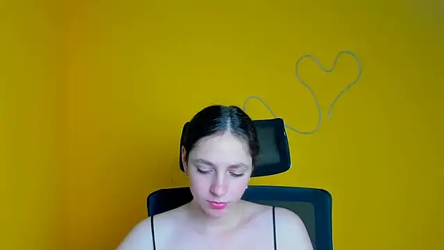 KissMeJulia online show from May 19, 2026, 11:06 am