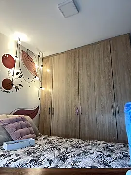 Elisabeth-rodriguez online show from April 8, 2026, 5:47 pm