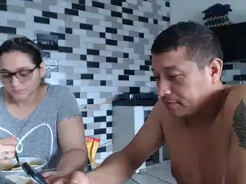 Snapshot of pareja_latina2214 chatting on February 19, 2026, 2:14 pm pareja latina2214 online show from February 19, 2026, 2:14 pm