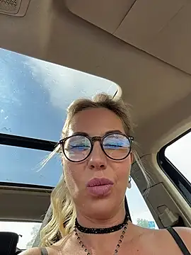Snapshot of LisaMurr chatting on July 24, 2026, 1:29 pm LisaMurr online show from July 24, 2026, 1:29 pm