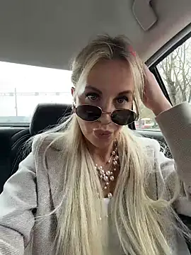 Snapshot of LisaMurr chatting on April 30, 2026, 11:50 am LisaMurr online show from April 30, 2026, 11:50 am