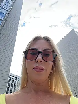 Snapshot of LisaMurr chatting on July 28, 2026, 12:23 pm LisaMurr online show from July 28, 2026, 12:23 pm