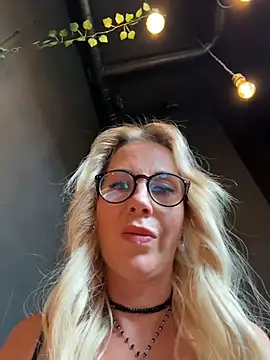 Snapshot of LisaMurr chatting on July 6, 2026, 2:24 pm LisaMurr online show from July 6, 2026, 2:24 pm
