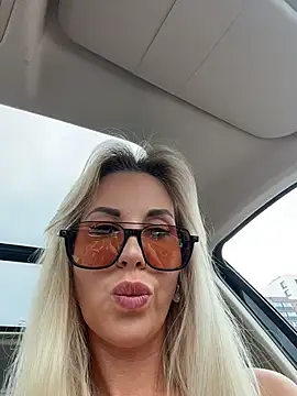 Snapshot of LisaMurr chatting on July 7, 2026, 12:31 pm LisaMurr online show from July 7, 2026, 12:31 pm