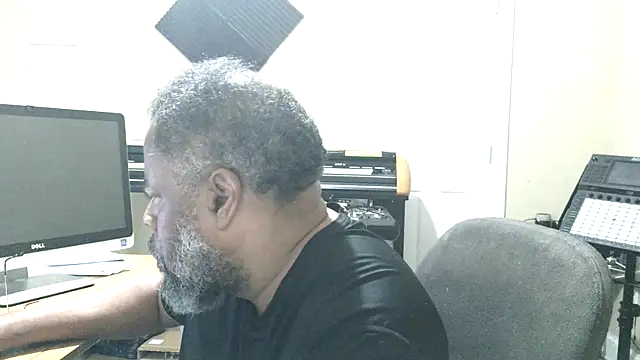 Cleozevo1961 online show from May 20, 2026, 11:29 am