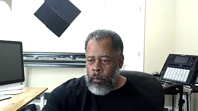 Cleozevo1961 online show from May 19, 2026, 7:54 pm