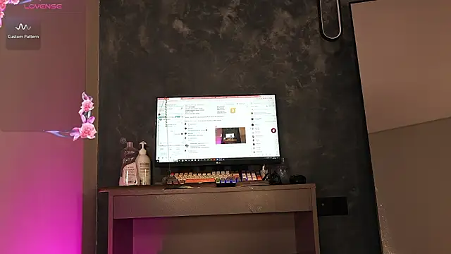 naomii1 online show from February 24, 2026, 9:32 am