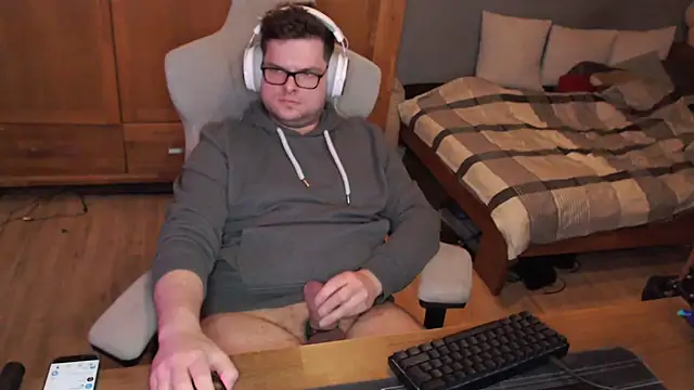 Whyteshadow4235 online show from February 17, 2026, 10:40 pm