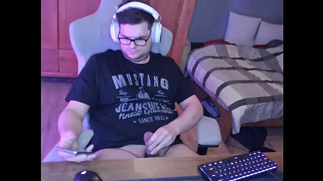 Whyteshadow4235 online show from February 19, 2026, 8:39 pm