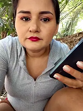 yissela92 online show from March 14, 2026, 4:13 pm