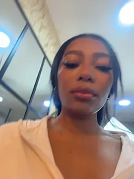 Snapshot of MiaDiamod chatting on July 3, 2026, 12:22 pm MiaDiamod online show from July 3, 2026, 12:22 pm