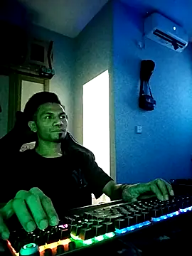 Snapshot of UcEng_Lab chatting on March 1, 2026, 1:05 am UcEng Lab online show from March 1, 2026, 1:05 am