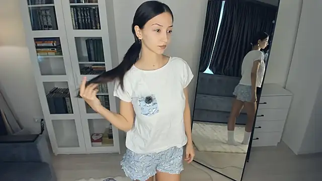 littleevilon online show from February 20, 2026, 8:16 am