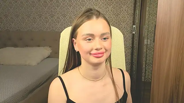 Snapshot of AvelineRoe chatting on February 20, 2026, 12:18 pm AvelineRoe online show from February 20, 2026, 12:18 pm