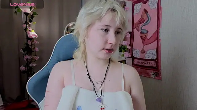 Snapshot of May_leaf chatting on March 4, 2026, 1:46 am May leaf online show from March 4, 2026, 1:46 am