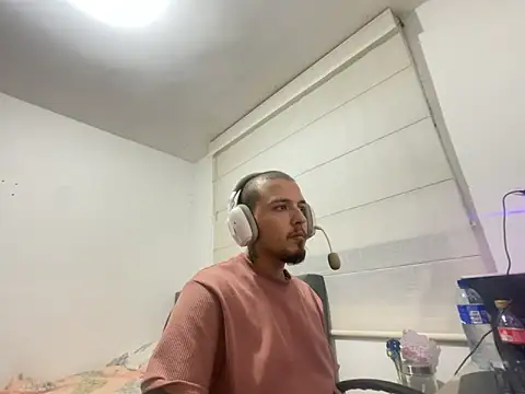 Snapshot of Maximo_Garcia17 chatting on March 8, 2026, 1:44 am Maximo Garcia17 online show from March 8, 2026, 1:44 am