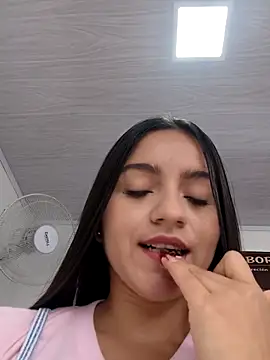 Snapshot of DulceCaroX chatting on June 16, 2026, 1:33 pm DulceCaroX online show from June 16, 2026, 1:33 pm