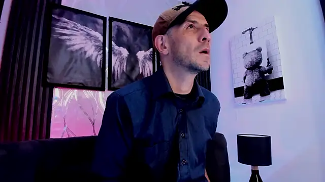 Snapshot of Milanwhite_ chatting on February 24, 2026, 11:33 am Milanwhite online show from February 24, 2026, 11:33 am