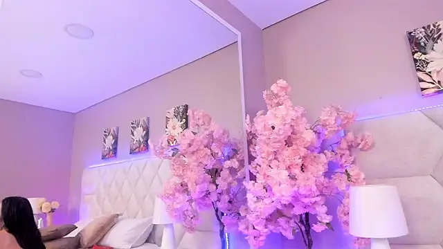 Bianca Monroe  online show from April 16, 2026, 9:39 pm