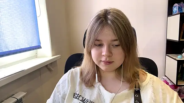 TomikoPfau online show from April 9, 2026, 7:47 am