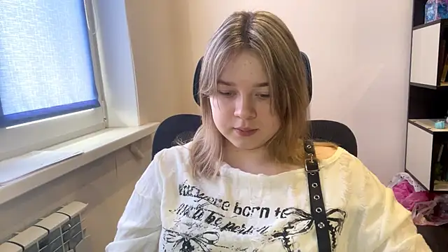 TomikoPfau online show from April 10, 2026, 7:48 am