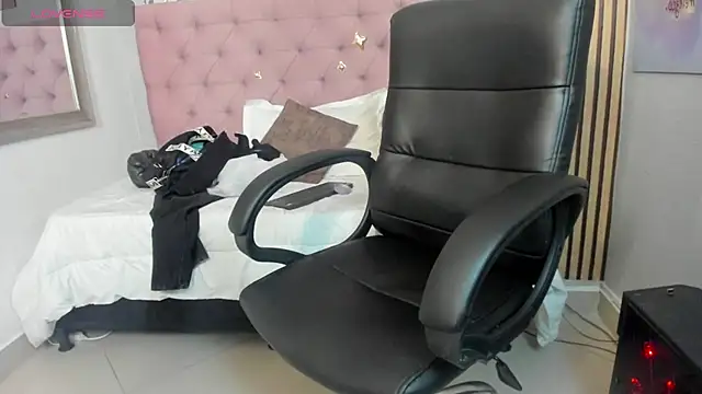 aria  monroe online show from March 8, 2026, 1:47 pm