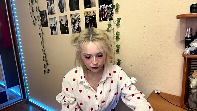 Snapshot of MysticKris chatting on March 15, 2026, 6:37 pm MysticKris online show from March 15, 2026, 6:37 pm