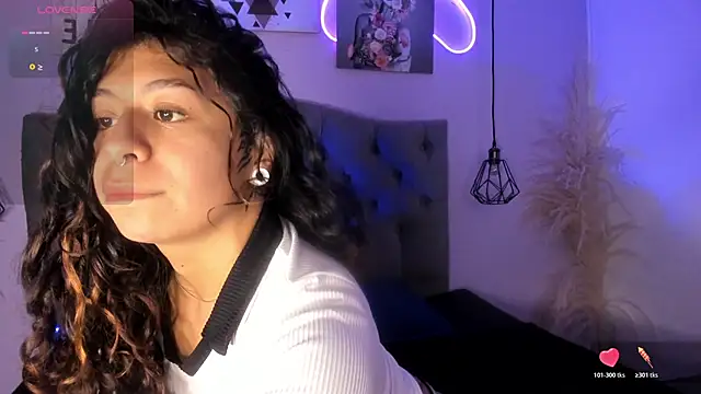 MilyFerrer online show from June 19, 2026, 3:23 am