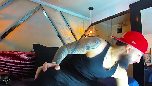 SantiagoHincapiie online show from February 25, 2026, 4:23 am