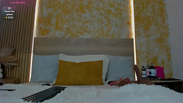 julietta pink online show from April 10, 2026, 11:28 am