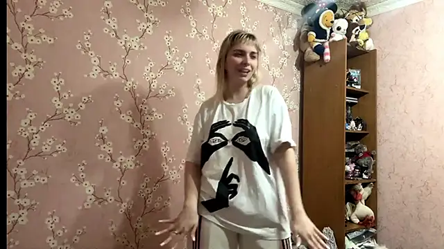 LiraDreamX online show from April 3, 2026, 3:18 pm