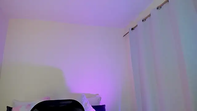 MIAA ROBERTSS online show from April 4, 2026, 7:42 pm